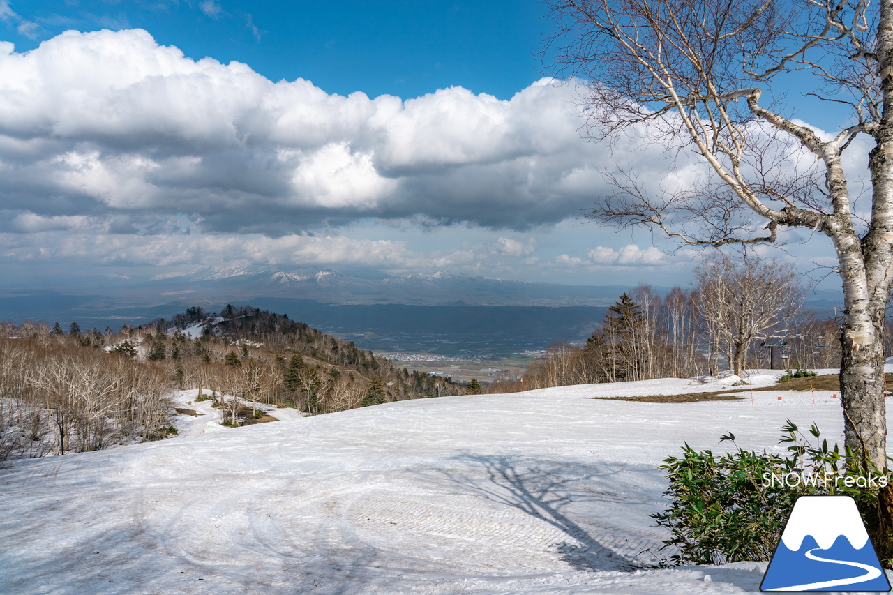 富良野スキー場｜60周年となった2022-2023シーズンの営業は、5月3日（水）まで。融雪が進む中でも懸命のゲレンデ作り…。ありがとう、富良野スキー場！